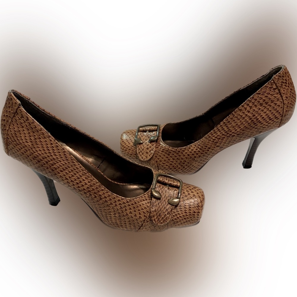 WILD ROSE BUCKLE HEELS SIZE 8.5 - SQUARED TOES